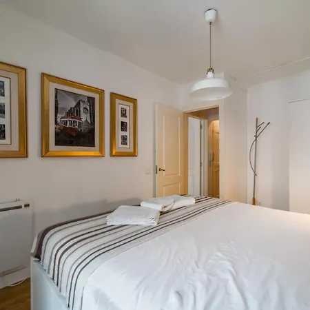 Cozy 2br In Bairro Alto - | By Airnest * Lisboa